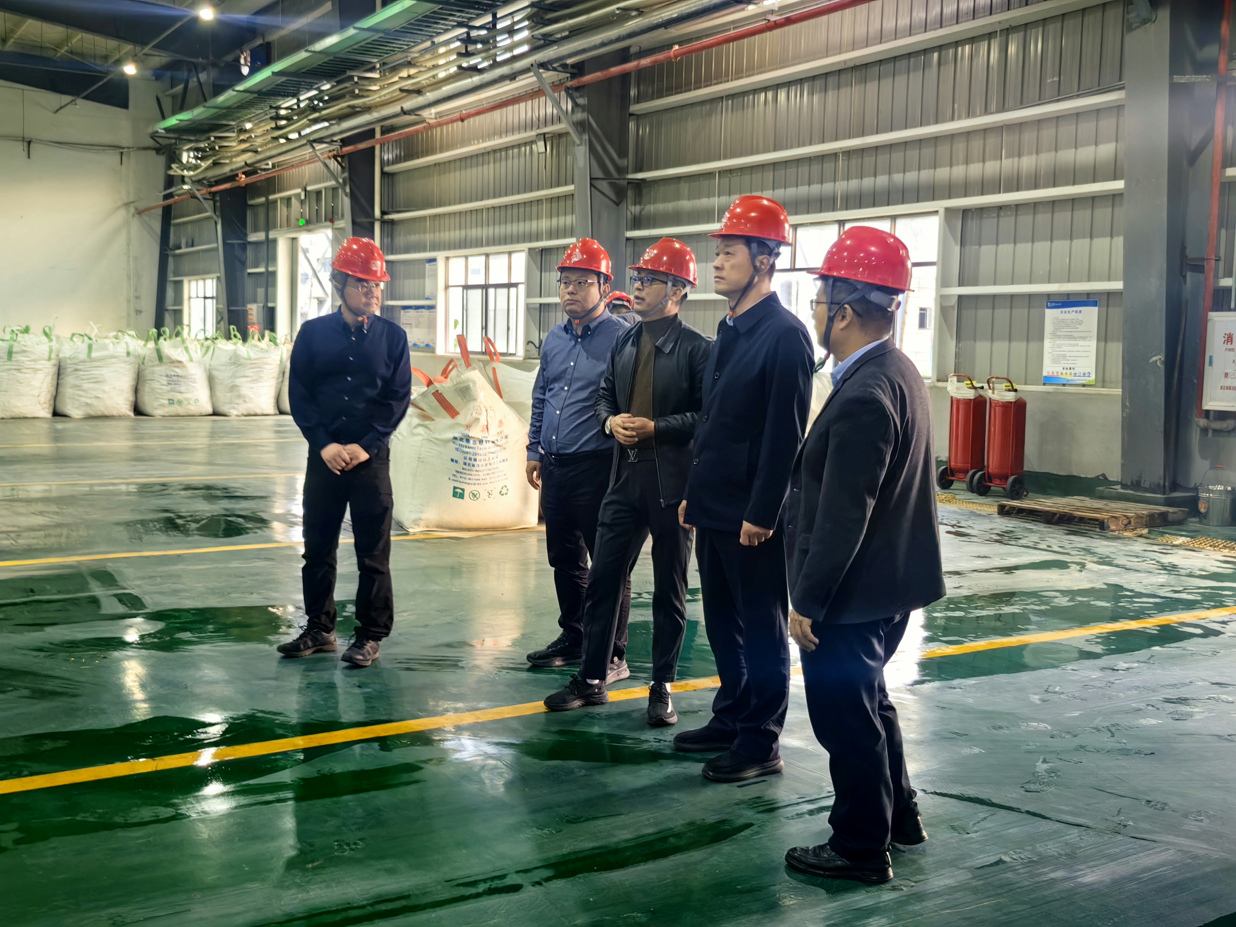 集團(tuán)黨委書記、董事長王利到湖北景目環(huán)?？萍加邢薰菊{(diào)研指導(dǎo)工作